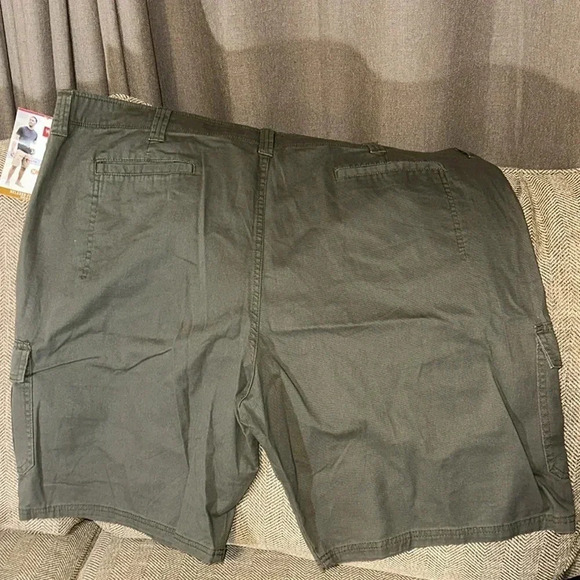 NWT wrangler men shorts green relaxed fit size 46 cargo 10” inseam flex fit - Picture 3 of 3